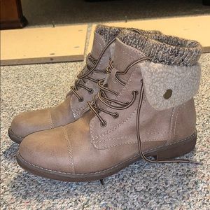 Cliffs by White Mountain tan boots. Size 7.5